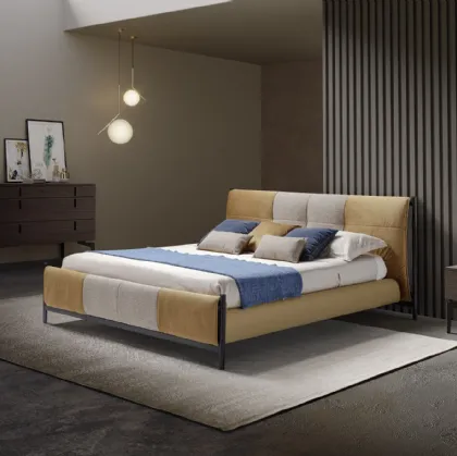 Letto in tessuto con testiera imbottita che riprende in chiave contemporanea il design degli anni 50 Aurelia di Novaluna