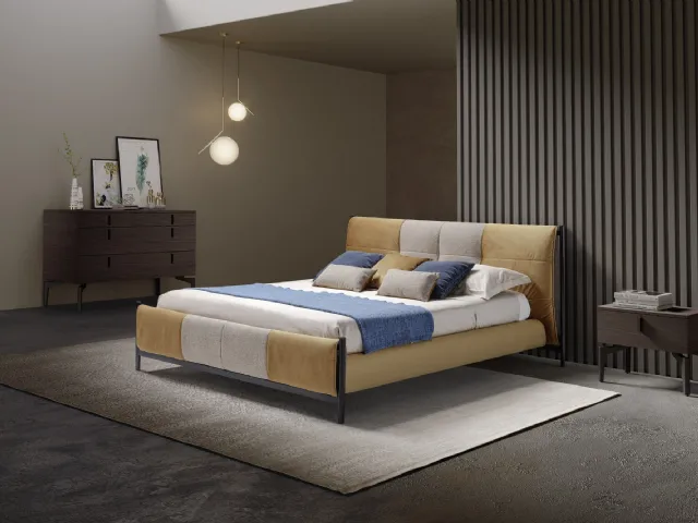 Letto in tessuto con testiera imbottita che riprende in chiave contemporanea il design degli anni 50 Aurelia di Novaluna