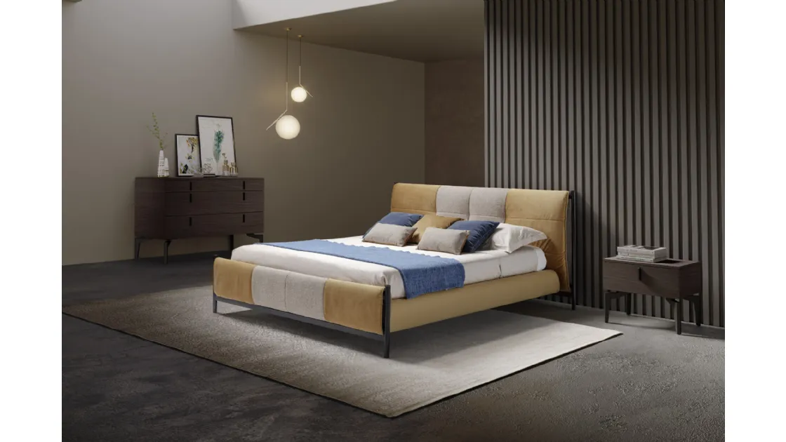 Letto in tessuto con testiera imbottita che riprende in chiave contemporanea il design degli anni 50 Aurelia di Novaluna