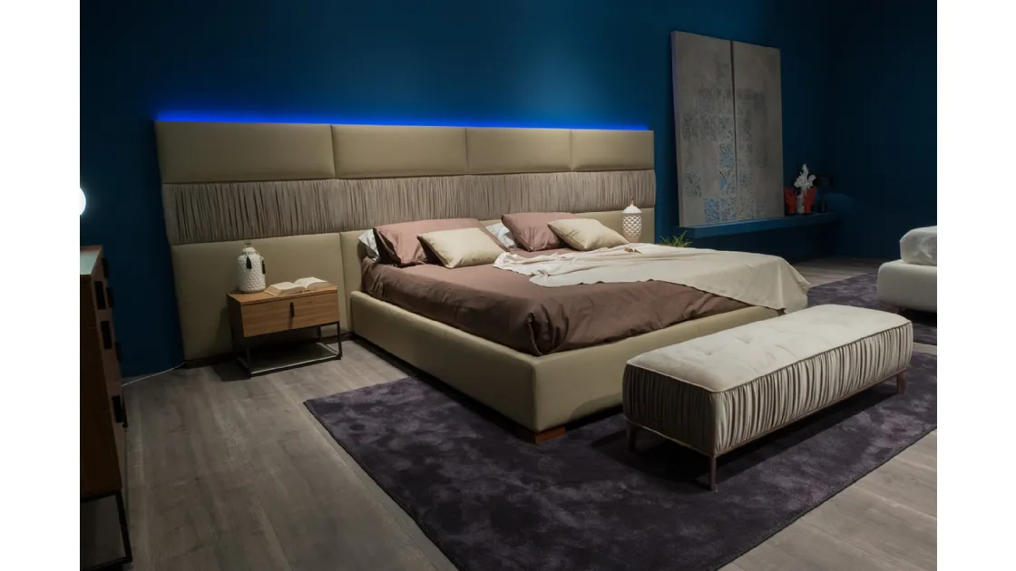 Letto in pelle con testiera Infinity di Novaluna