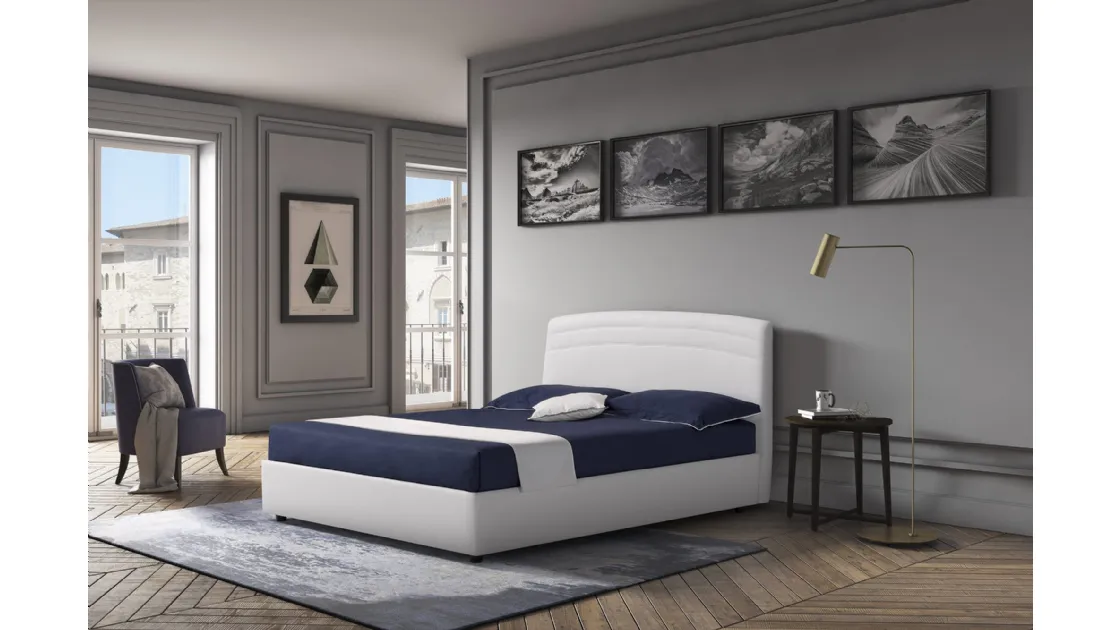 Letto in pelle dalle linee sinuose ed essenziali Manhattan di Novaluna