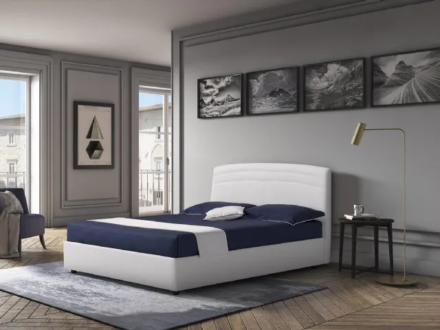 Letto in pelle dalle linee sinuose ed essenziali Manhattan di Novaluna